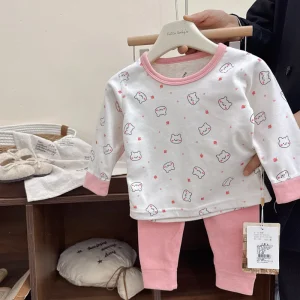 The new children’s thermal underwear set with fleece and thickening is suitable for both boys and girls to keep warm in winter